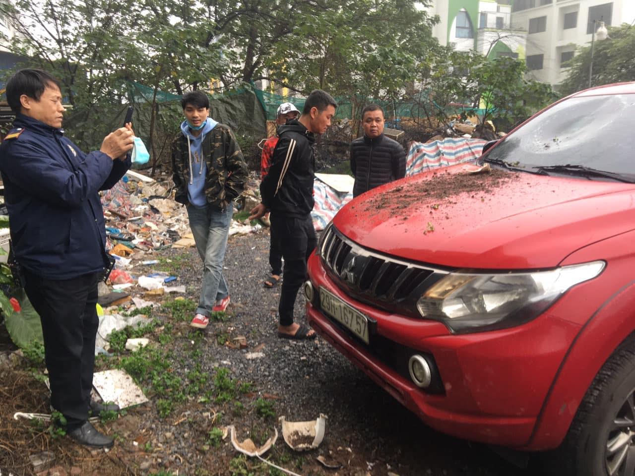 Chậu hoa rơi từ tầng cao chung cư xuống làm vỡ kính ô tô: Mong không còn thấy những trường hợp tương tự