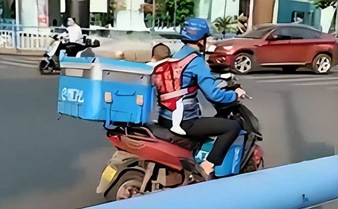 Không nỡ gửi con về quê, cha nghèo đưa con gái 6 tháng đi ship hàng, sau 4 năm cuộc đời đổi thay