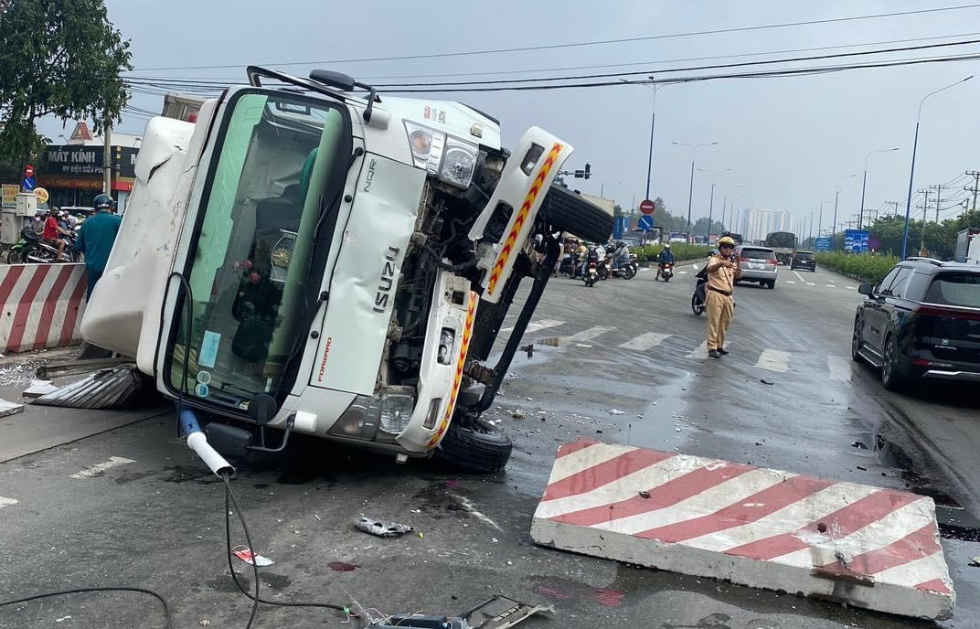 Tránh xe máy băng qua đường, ô tô tải khiến người đi bộ ra đi mãi mãi