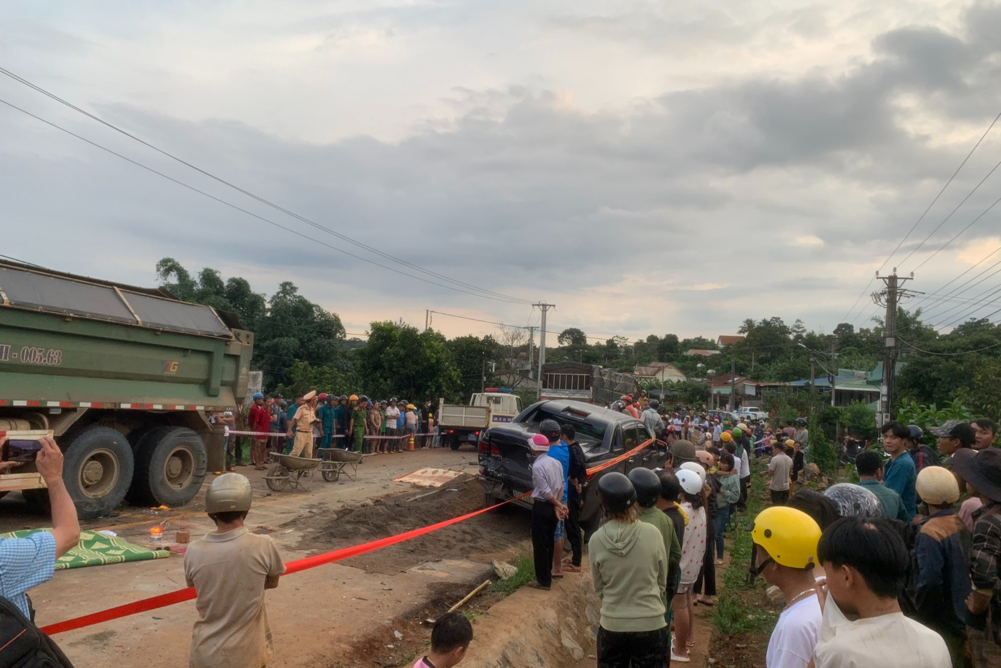 Gia Lai: Va chạm với xe tải, gia đình 3 người ra đi mãi mãi