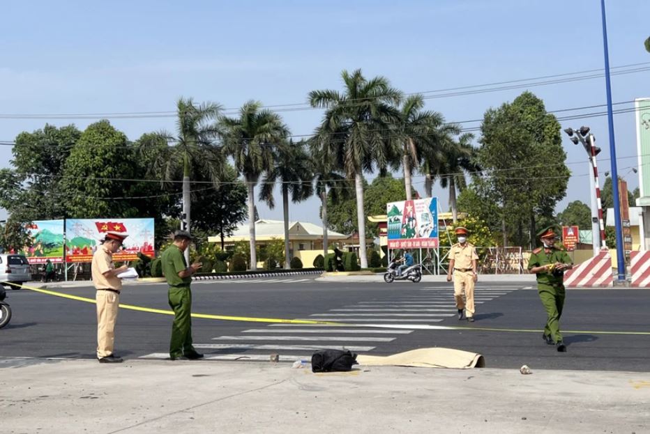 Vụ việc thương tâm ở Bình Dương: Người đàn ông đang nằm ngủ trên vỉa hè thì bất ngờ bị xe tải cán tử vong