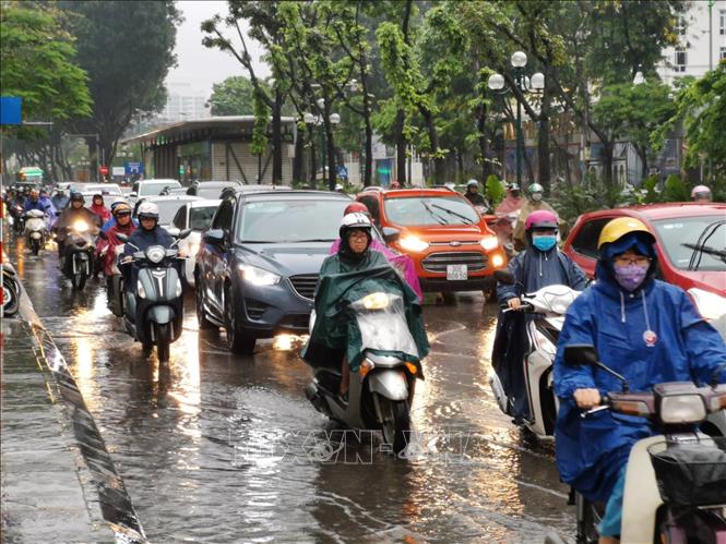 Miền Bắc và Bắc Trung Bộ mưa dông kéo dài, miền Nam tiếp tục nắng nóng