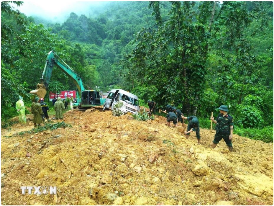 Hà Giang: Sạt lở đất vùi lấp ôtô khách khiến 8 người tử vong, 4 người bị thương