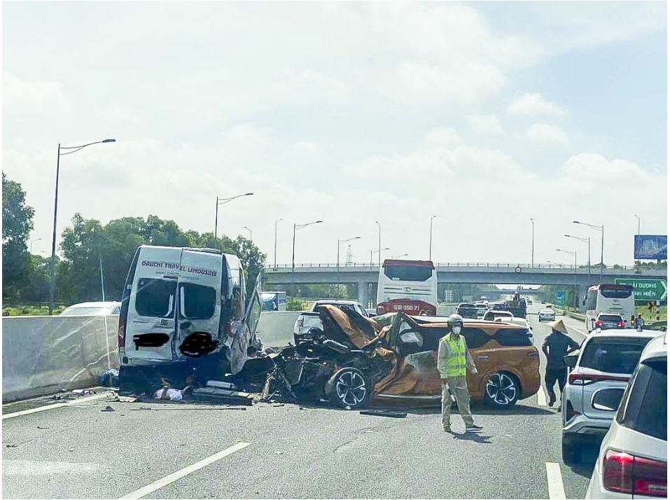 Nhóm tài xế cãi nhau 5 phút ở làn 120km/h trước tai nạn liên hoàn trên cao tốc Hà Nội – Hải Phòng