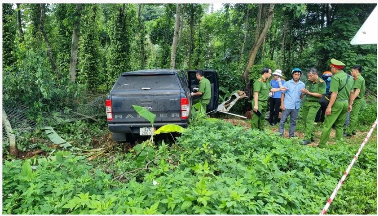 Tai nạn thương tâm: 2 vợ chồng và con trai ch:ết th:ảm trên Quốc lộ 26 sau cú va chạm với ô tô bán tải