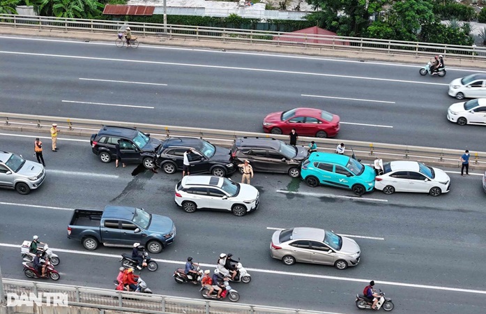 Tai nạn liên hoàn trên cầu Nhật Tân, giao thông ùn ứ cục bộ, nhiều xe bị móp méo, biến dạng cả đầu và đuôi xe