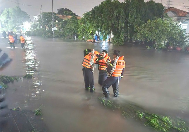 Mưa lớn cuốn trôi ô tô bán tải đang chạy trên đường, nữ tài xế tử vong