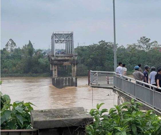 Sập cầu Phong Châu (Phú Thọ)