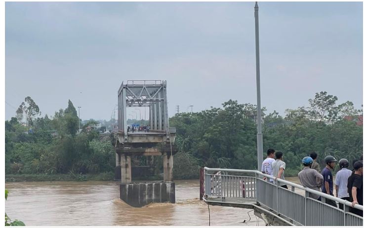 Nhân chứng vụ sập cầu Phong Châu: Bất lực nhìn 4, 5 người vùng vẫy giữa dòng nước xiết