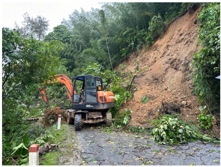 Sạt lở đất tại Cao Bằng, xe chở nhiều hành khách bị vùi lấp