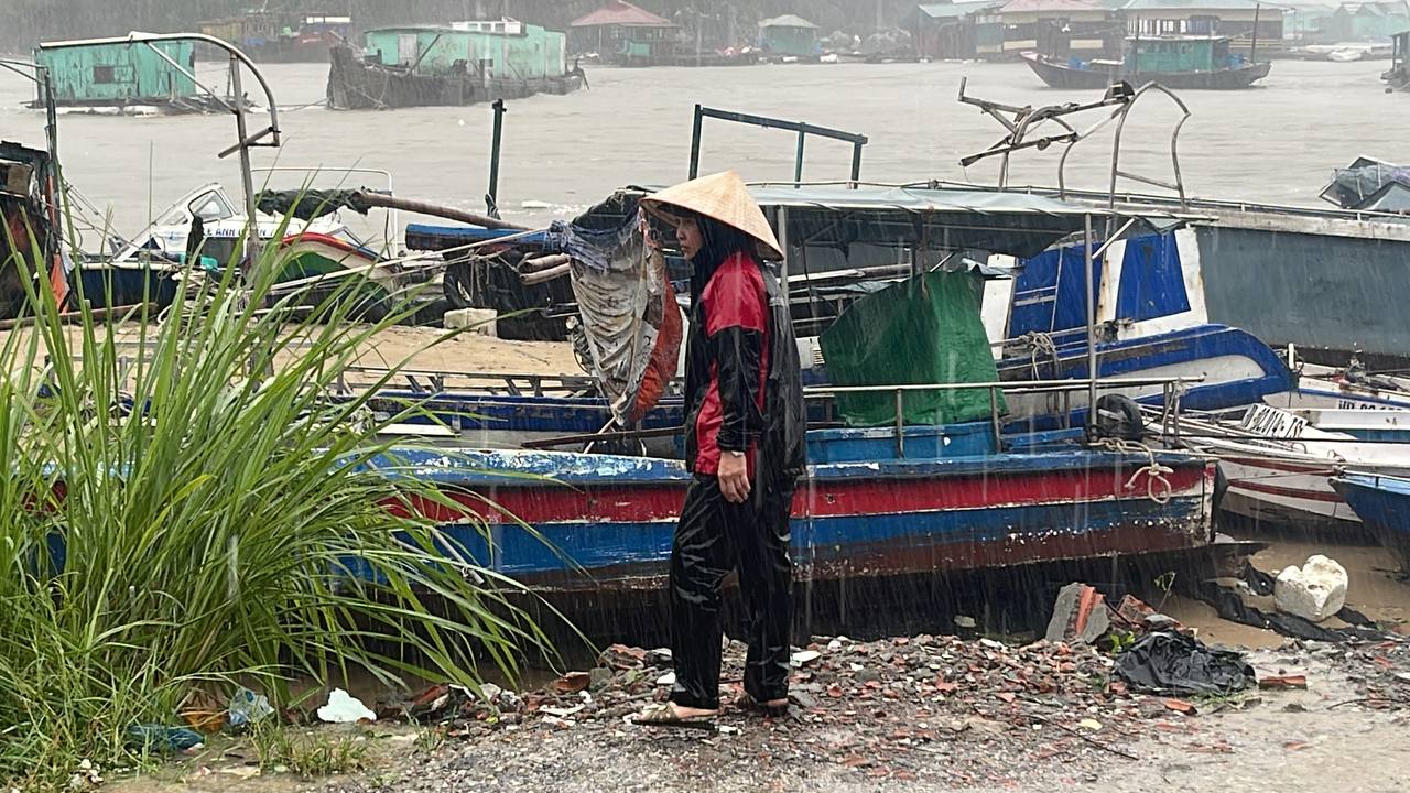 Người mẹ bất lực nhìn bè và con trai bị cuốn ra biển