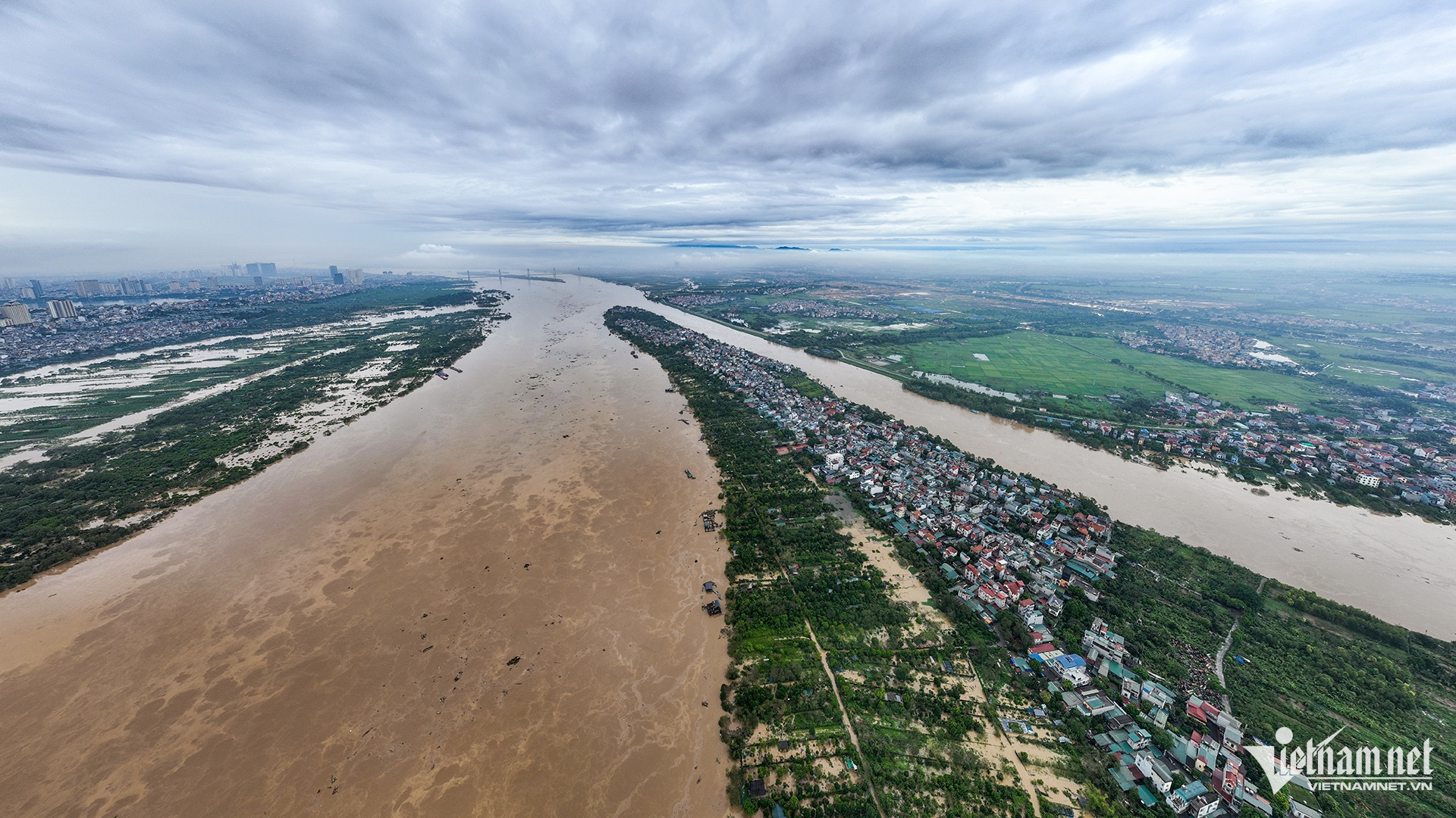 Lũ đặc biệt lớn trên sông Thao, mức lũ sông Hồng sẽ đạt đỉnh vào trưa nay