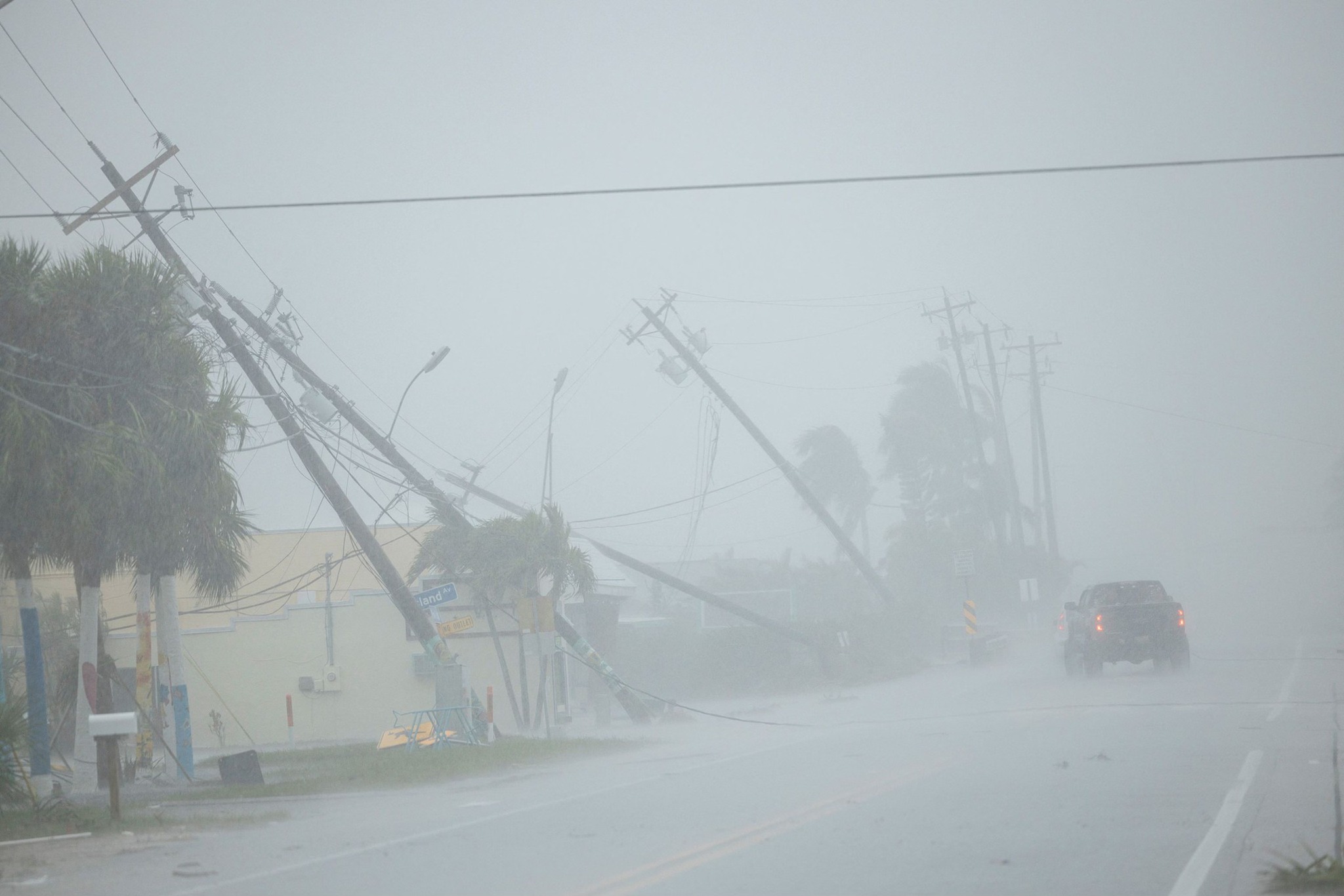 Siêu bão Milton đã chính thức đổ bộ Florida (Mỹ): Mưa lớn “1.000 năm 1 lần” xuất hiện, đã có những thương vong đầu tiên