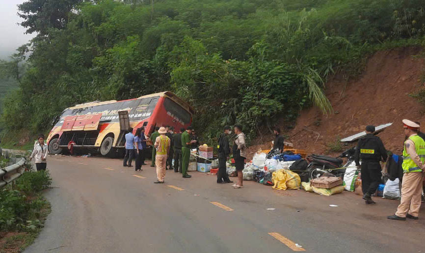 Hiện trường vụ xe khách mất phanh đâm vào ta luy dương, 1 người chết, gần 20 người bị thương