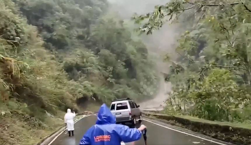 Bão Trà Mi: ‘Lũ dữ’ kinh hoàng, đổ thẳng từ trên núi, tài xế vội vàng làm điều này để thoát thân