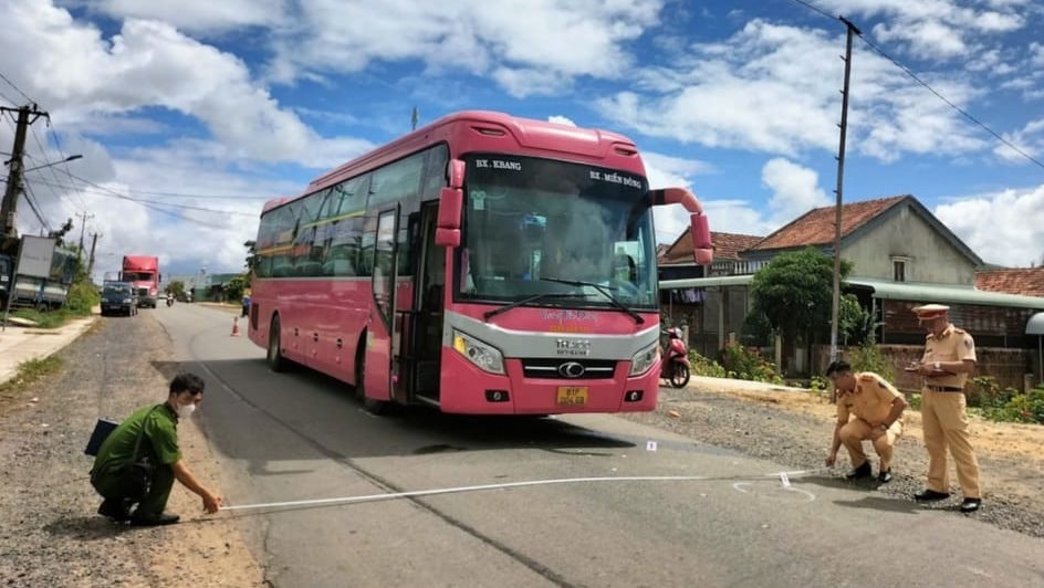 Thương tâm: Một học sinh lớp 4 qua đường bị xe khách tông tử vong tại chỗ