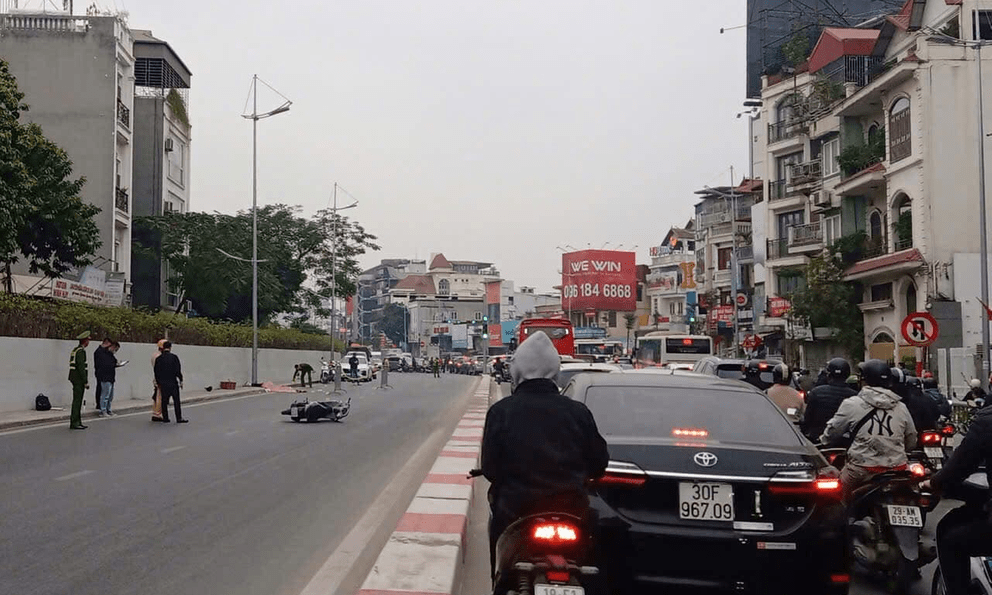 Hà Nội: Hiện trường vụ tai nạn giao thông nghiêm trọng trên đường Âu Cơ khiến nam thanh niên 21 tuổi t ử v ong