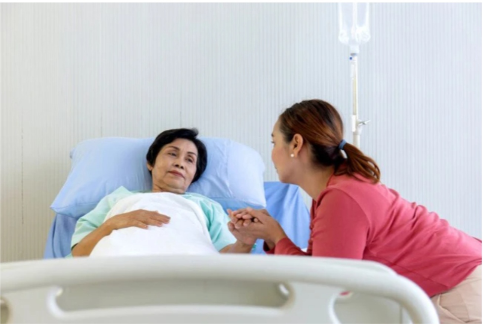 Mẹ chồng nằm viện, tôi đến thăm thì sử:ng s:ốt khi thấy vợ cũ của chồng đang chăm sóc bà