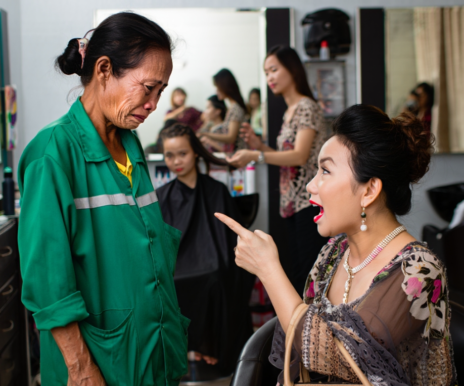 Cô lao công đi gội đầu bị vợ tỷ phú s:ỉ nh:ục, 30 phút sau, một người đàn ông bước tới…