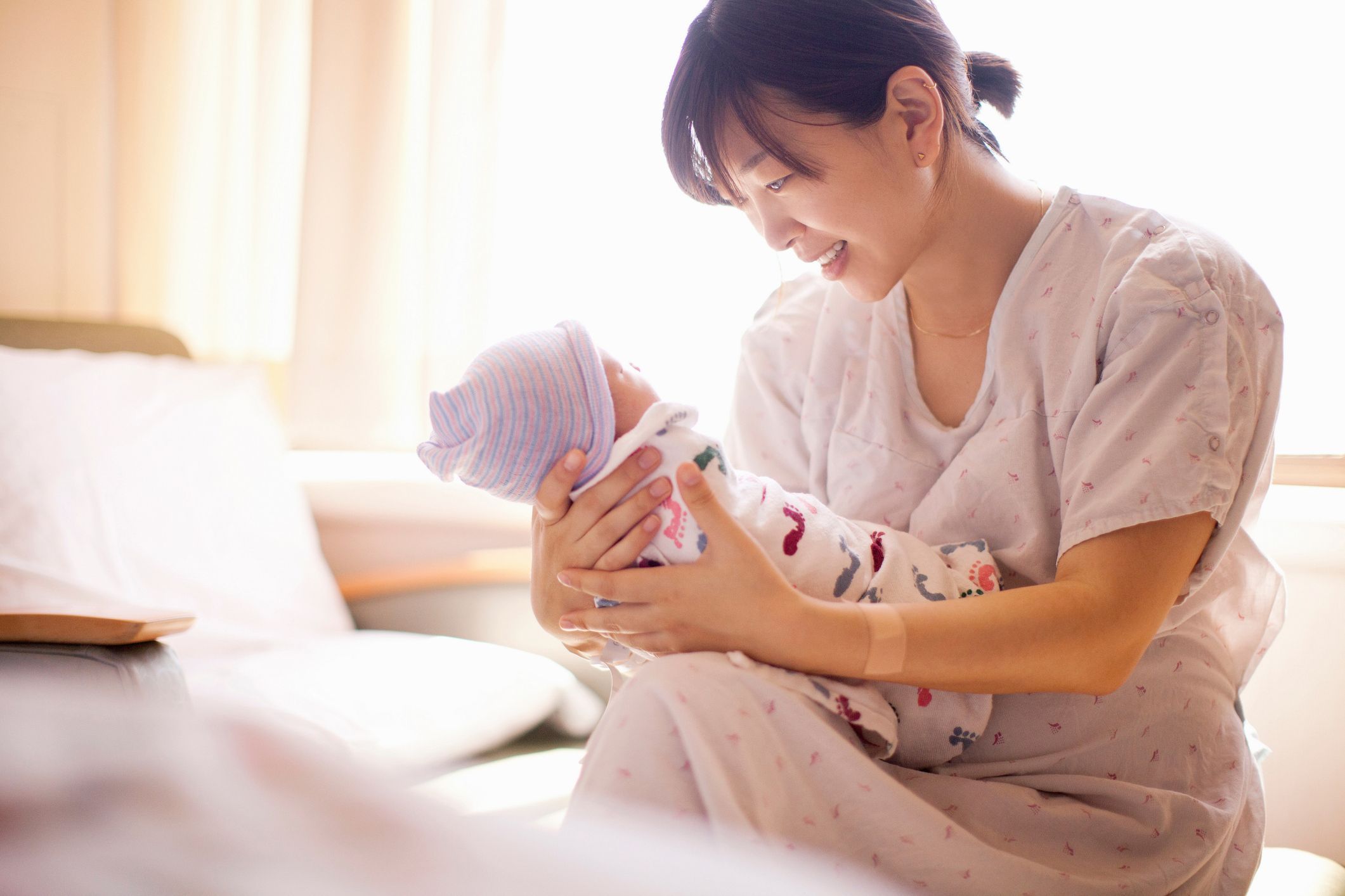 Nam đóng BHXH tự nguyện, vợ ở nhà cũng được hưởng trợ cấp thai sản