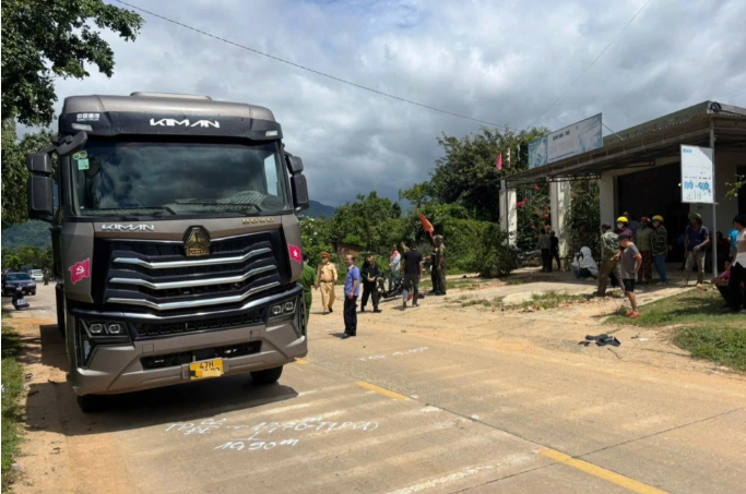 T:ai n:ạn nghiêm trọng giữa xe đạp điện và đầu kéo, 4 em nhỏ thương vong