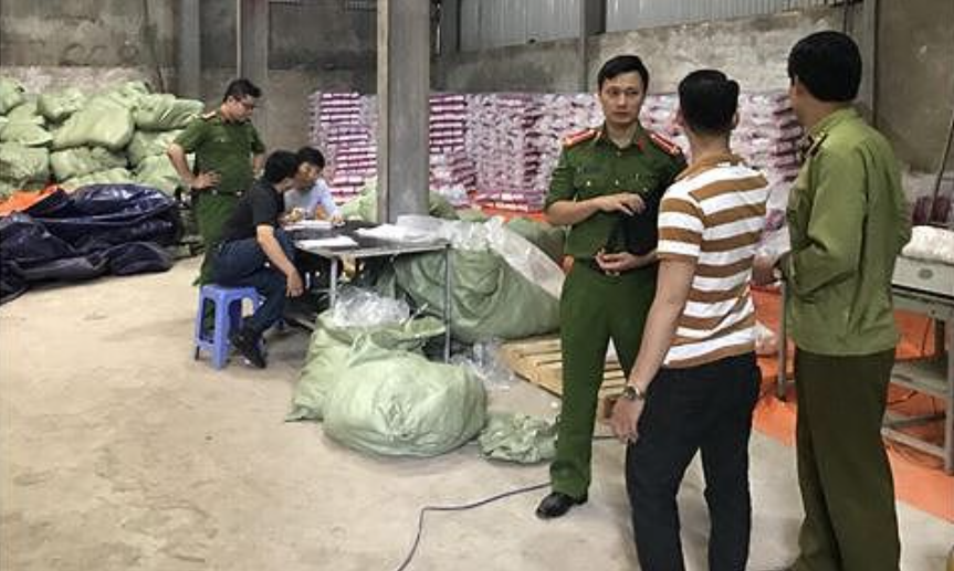 Cận cảnh những chiếc bỉm giả như thật nhãn hiệu nổi tiếng