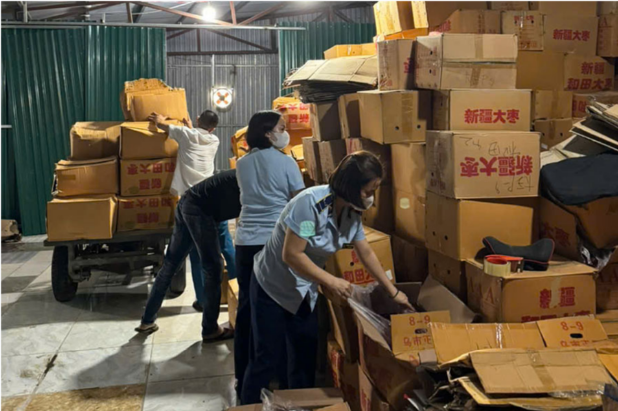 NÓNG: Phát hiện 4.300kg táo đỏ khô nhập lậu, không đảm bảo an toàn ở Hà Nội