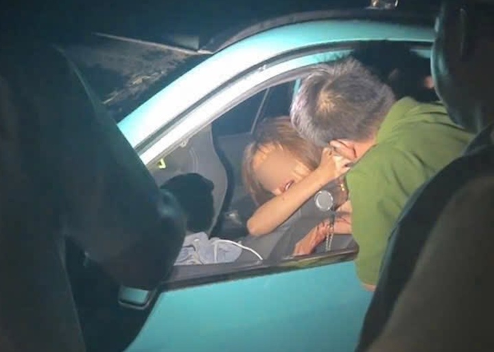 3 giờ nghẹt thở giải cứu cô gái bị thanh niên dùng d/ao kh/ống ch/ế trên taxi