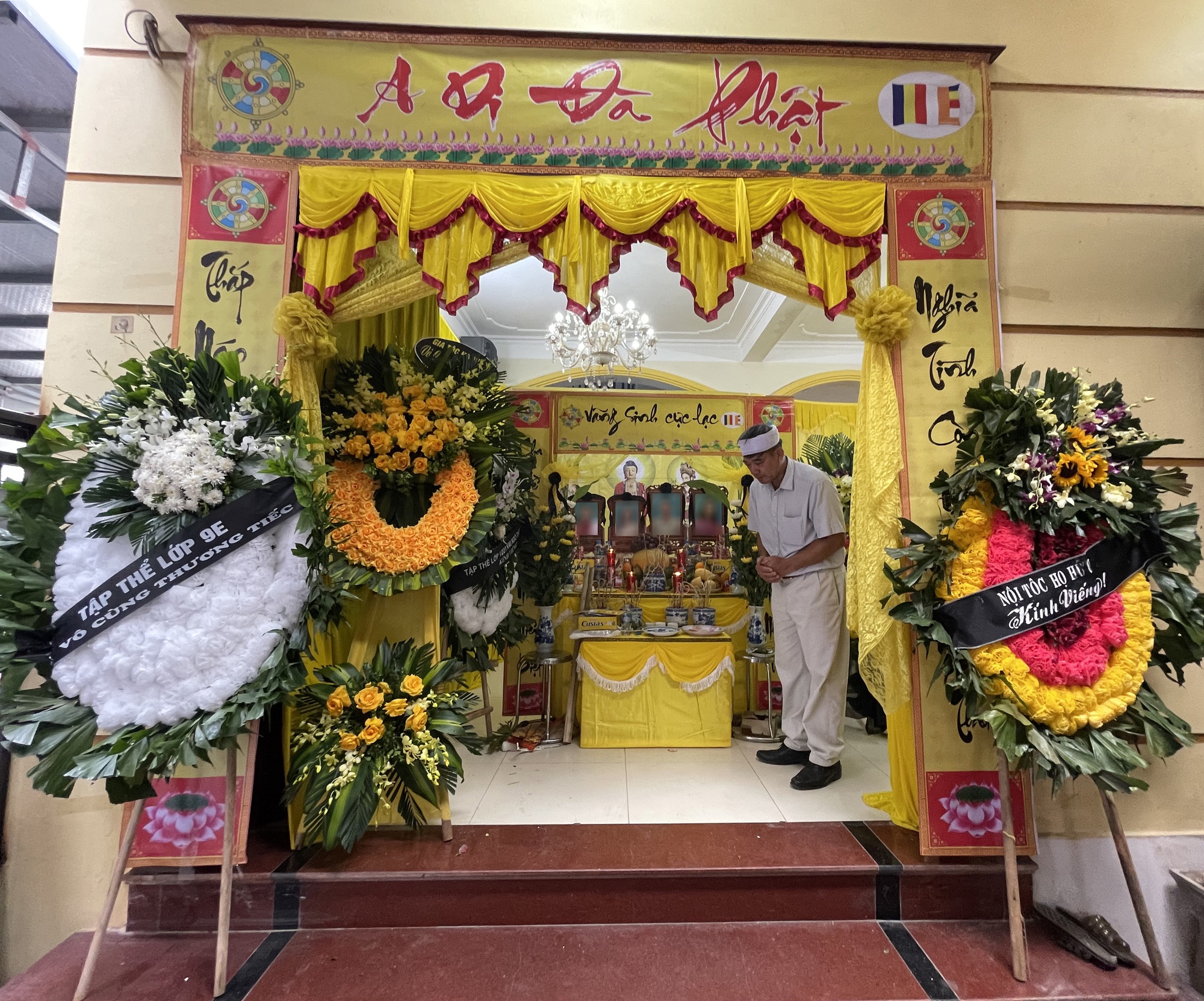Lặng người trước 4 tấm di ảnh của 1 gia đình ở Hà Nội gặp nạn trong vụ lật tàu: Cả nhà chưa từng đi du lịch, đây là chuyến tặng cho con trai mới thi xong lớp 12, nào ngờ…