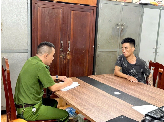 NÓNG: Cô gái bị thanh niên dùng d:a:o khống chế trên taxi, công an ‘nghẹt thở’ giải cứu suốt 3 giờ