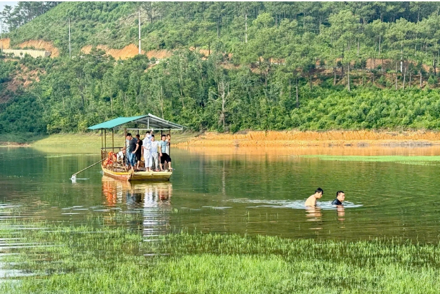 Quảng Ninh: Hai vợ chồng tu:vong sau khi lái ô tô bán tải xuống lòng hồ Bến Châu