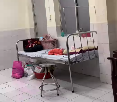 Đoạn clip 9 giây của em bé sơ sinh nằm một mình trong viện, hành động của con khiến ai nấy bần thần
