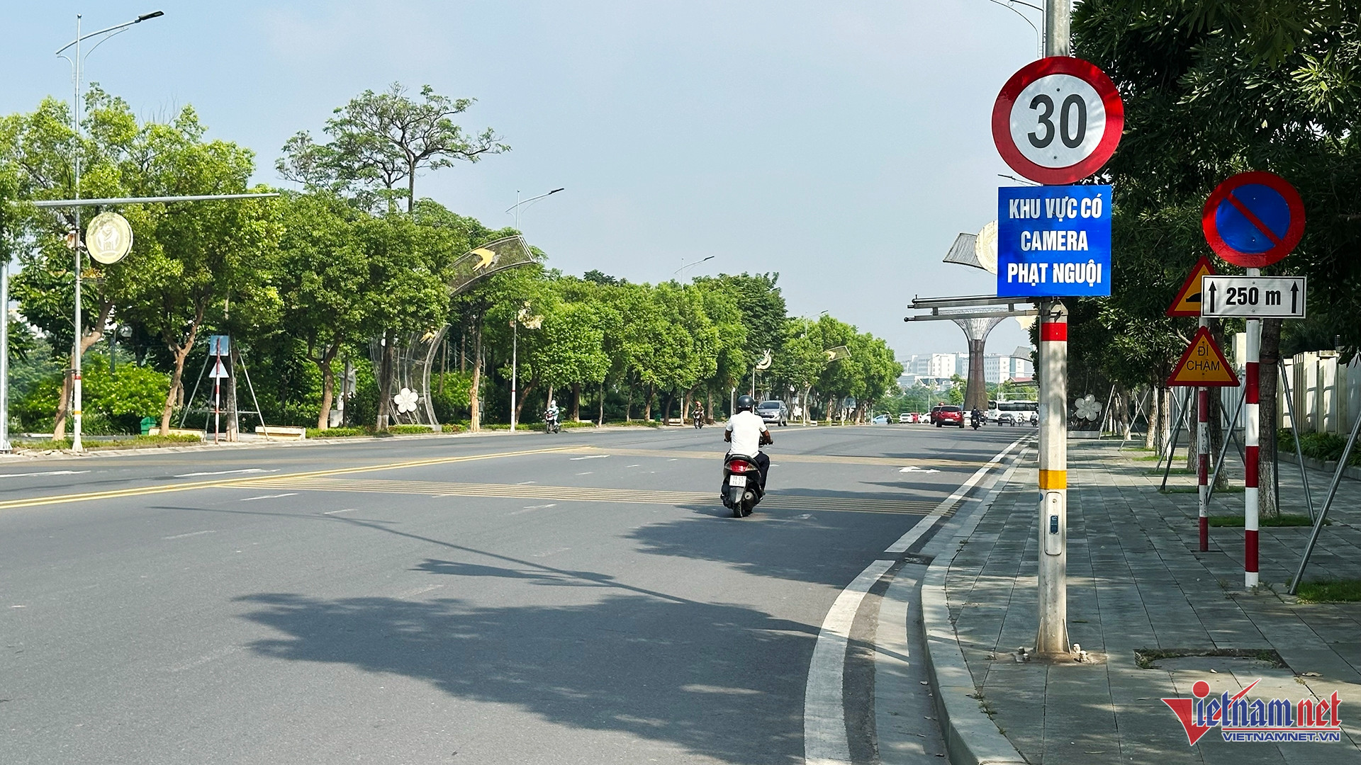Tài xế ngỡ ngàng khi đường rộng 35m bị giới hạn 30km/h, gắn camera phạt nguội