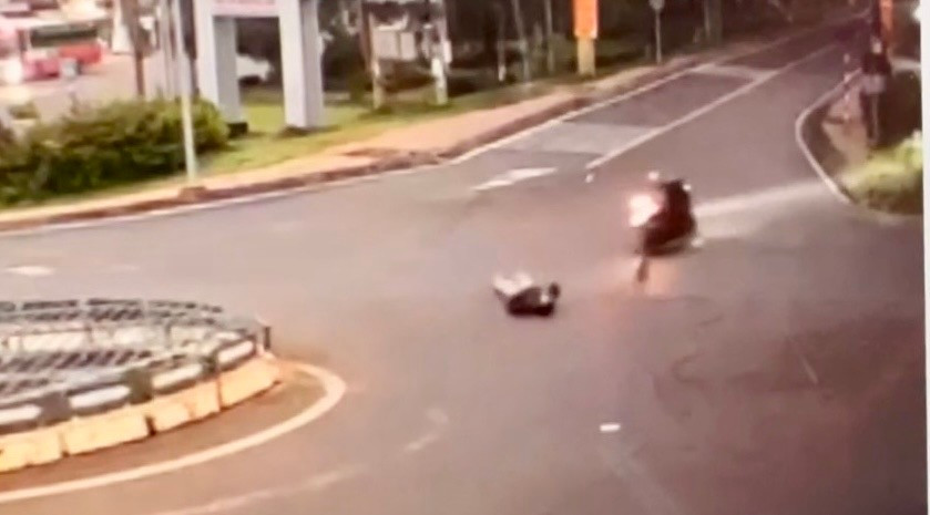 Xe tải kéo đứt dây cáp viễn thông, người đi xe máy bị quật văng giữa đường