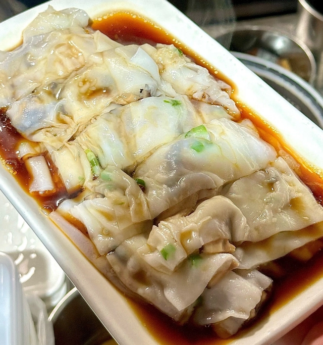 Một hàng bánh cuốn bị phát hiện thêm chấ/t c//ấm có thể gây vô si/nh, u/ng th/ư vào món ăn của hàng trăm khách