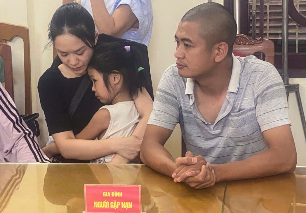 Cha và con gái 6 tuổi trôi dạt 13 giờ trên biển: ‘Tôi sợ tuột tay đ:ánh m:ất con’