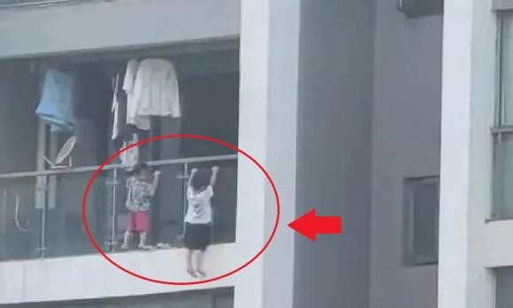 Bàng hoàng 2 bé trai leo ra ngoài ban công tầng 13, ‘đánh đu’ nguy hiểm