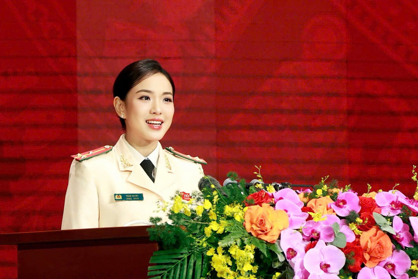 Nữ thượng uý đại diện tuổi trẻ phát biểu tại Lễ kỷ niệm 80 năm Ngày truyền thống Công an nhân dân