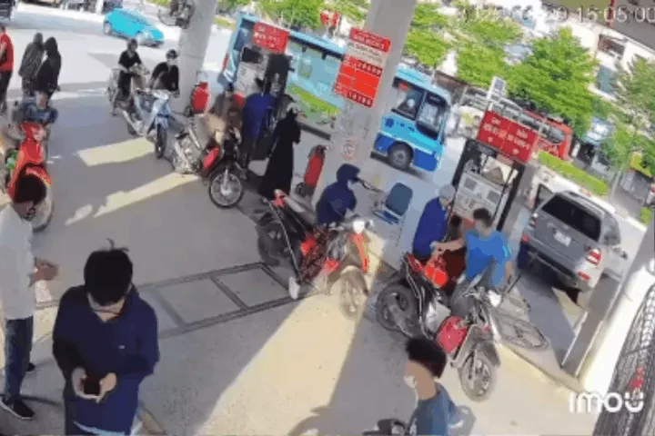 Nhân chứng kể giây phút trụ bơm xăng bị ô tô húc đổ, đè trúng nhân viên