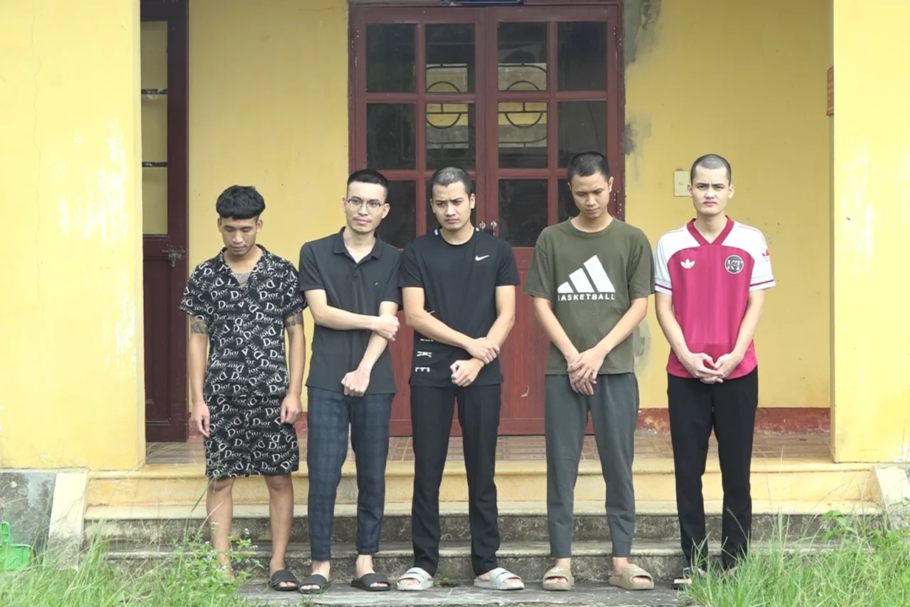 Đường dây làm giấy tờ giả chạy cả quảng cáo để tìm khách