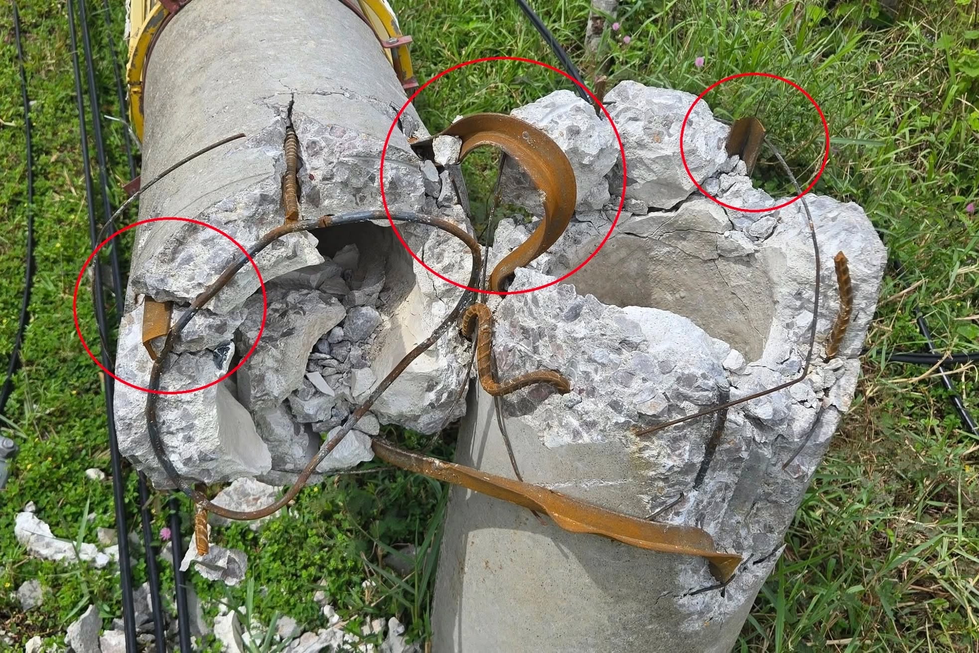Hàng loạt cột đèn chiếu sáng gãy đổ lộ lõi thép chữ V