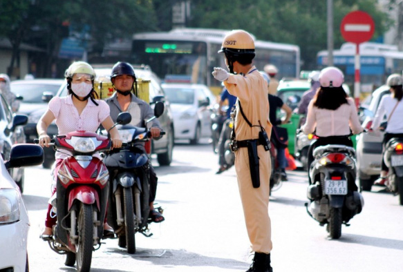 294 chủ xe đi ngược chiều, đi trên vỉa hè có biển số sau nhanh chóng nộp phạt nguội theo Nghị định 168