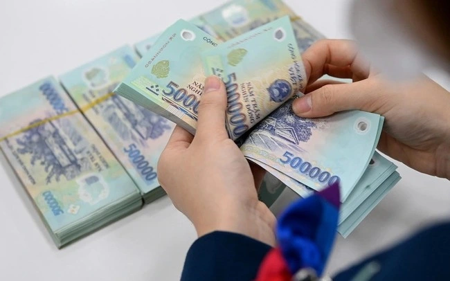 Cán bộ, công chức đủ tuổi nghỉ hưu được hưởng lương hưu, trợ cấp đến 24 tháng lương