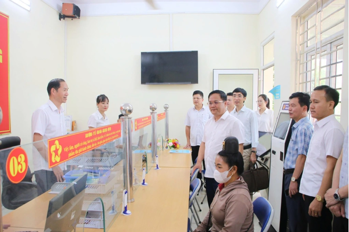 Tiếp nhận viên chức vào làm công chức để giảm tải việc cho cấp xã