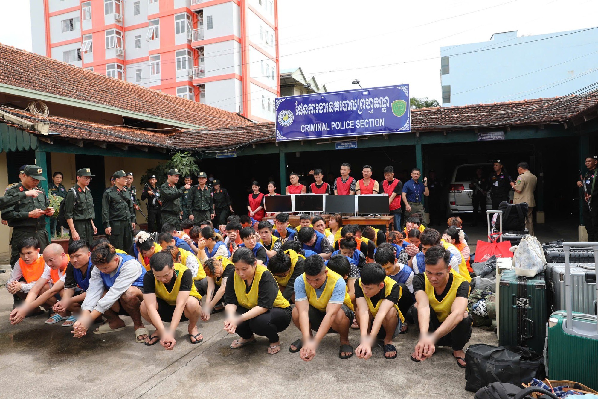 Hình ảnh bắt 66 đối tượng trong tổ chức lừa đảo tại Campuchia do “bà trùm” người Việt cầm đầu