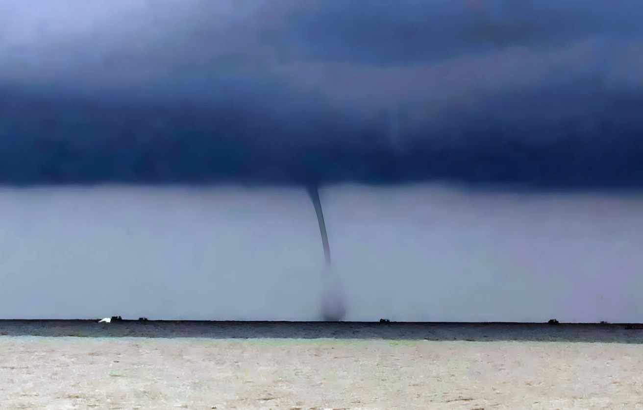 Vòi rồng xuất hiện trên biển Lâm Đồng