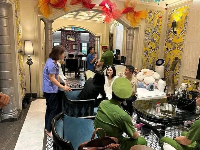 Đoàn Di Băng mếu máo, nắm chặt tay Nguyễn Quốc Vũ khi công an khám nhà, bắt tạm giam