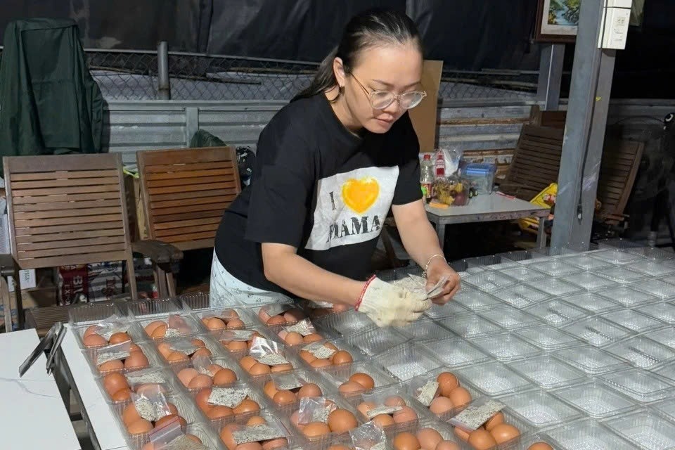 Người mẹ trẻ thức dậy từ 2h, luộc 25.000 quả trứng để gửi bà con vùng lũ