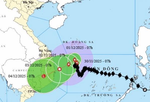 Bão số 15 Koto tiếp tục đi kiểu ‘nhúc nhích’, suy yếu trước khi vào Nam Trung Bộ