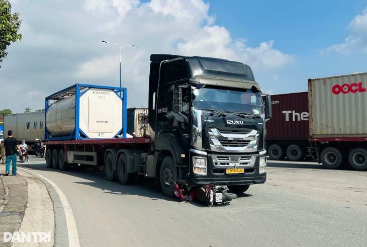 Thương tâm: Va chạm xe đầu kéo, một gia đình 3 người tuvong ở TP.HCM